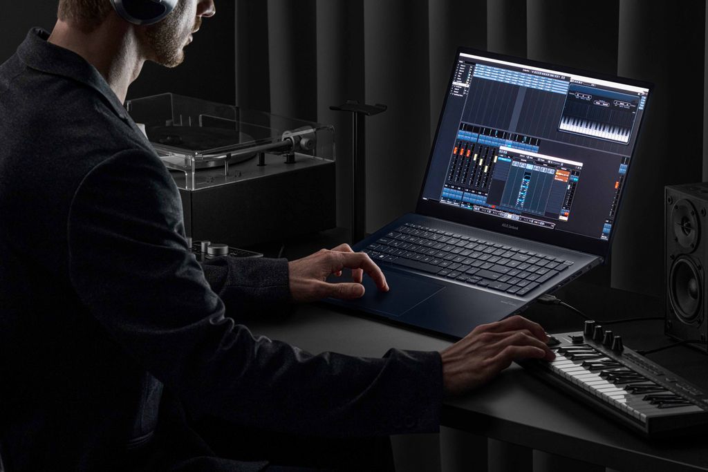 ASUS Zenbook Pro 17 (UM6702)